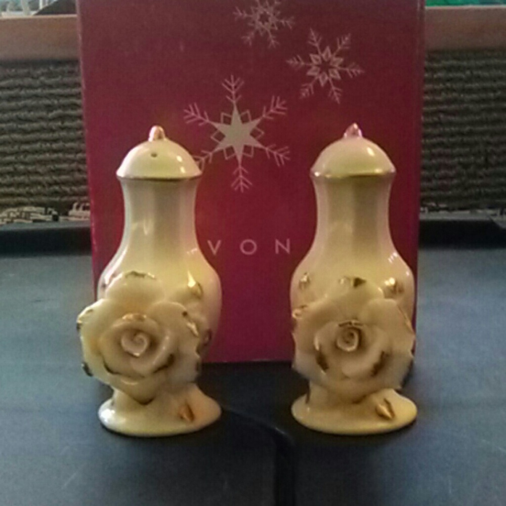 Avon collectors edition salt/pepper set.